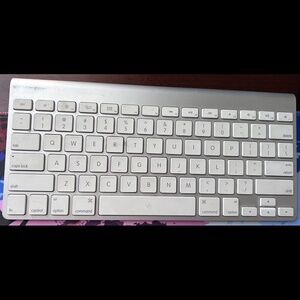 Apple Wireless Keyboard (Model A1314)